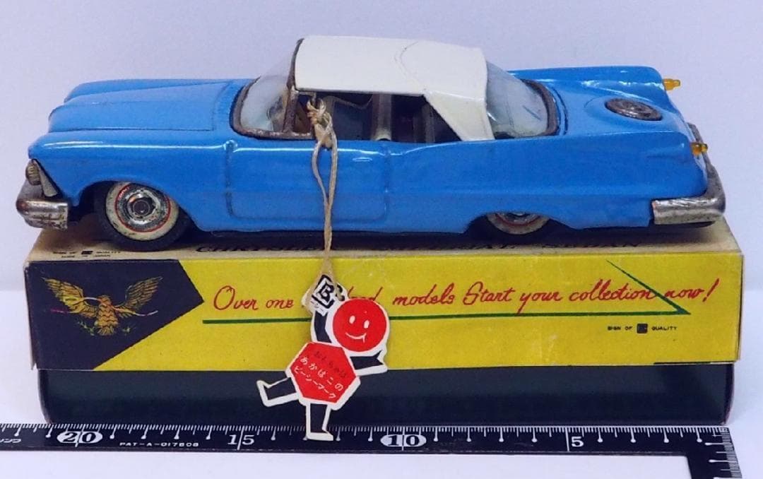 萬代屋【クライスラー インペリアル セダン水色】ブリキtin car 箱はコピー