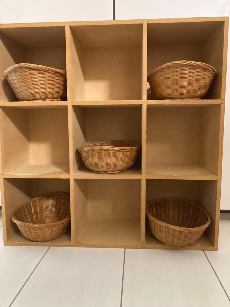 2割お値下げ40年前ブロカント購入ディスプレイラック飾り棚マス目箱柳カゴ5個つき