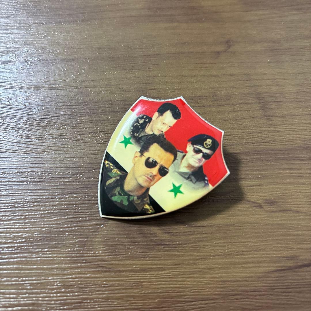 実物 シリア軍 前大統領一族 バッジ 盾型