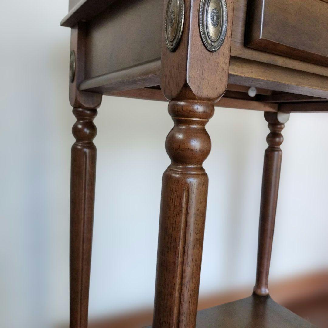 マレーシア製 クラシック 木製サイドテーブル　引き出し付き／アンティーク調