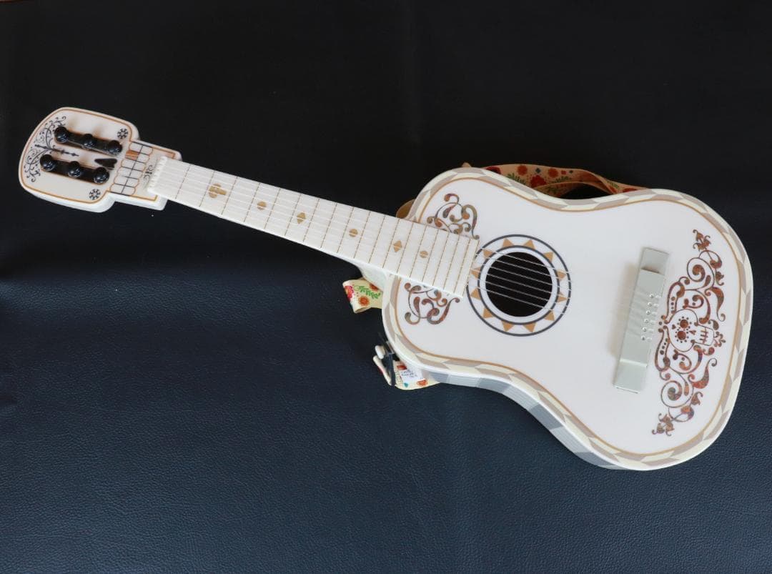 ディズニー　ピクサー　リメンバーミーCOCOギター　ポップコーンバケツ