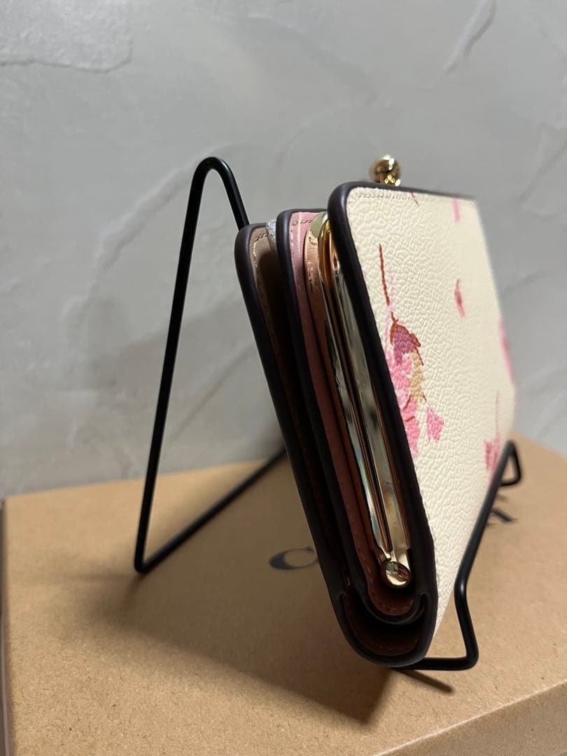 ✨️新品未使用✨️新品未使用COACH 花柄 二つ折り財布 ホワイト