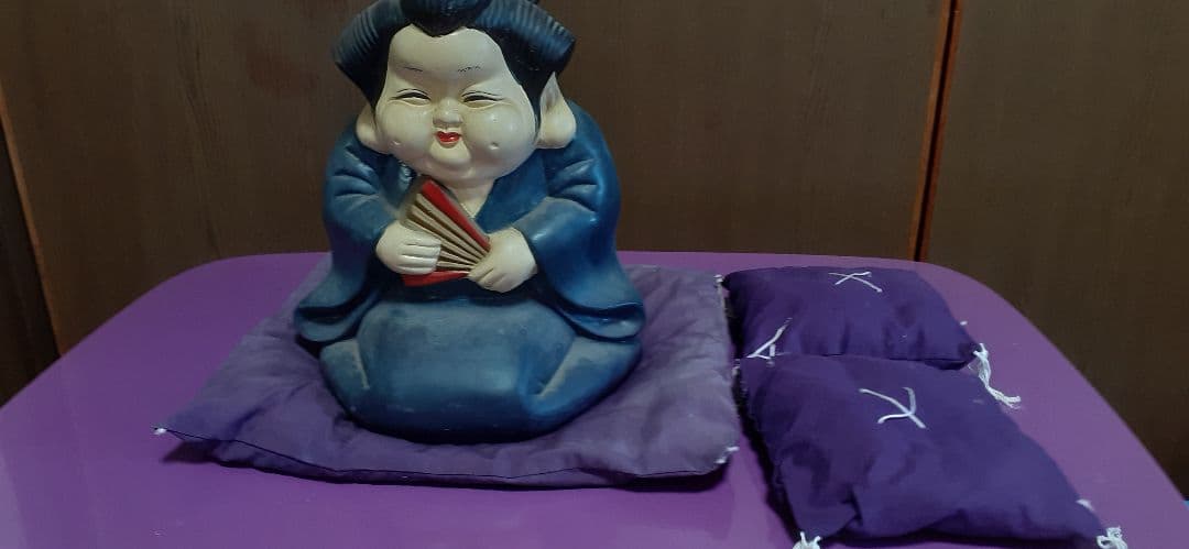 骨董品 お多福陶人形座布団付