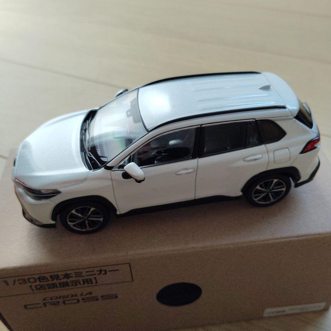 カローラクロス　ミニカー カラーサンプル　プラチナムホワイトパールマイカ