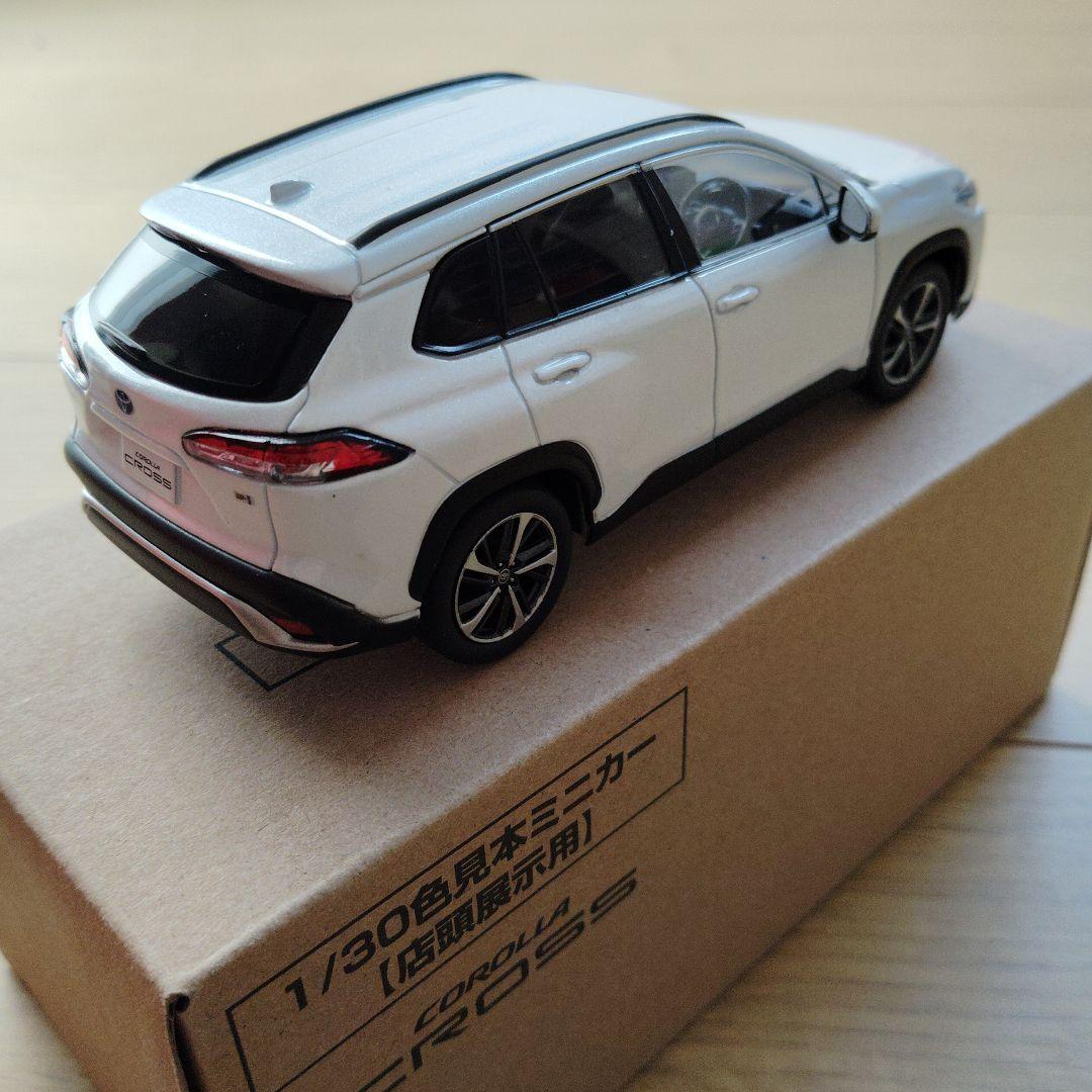 カローラクロス　ミニカー カラーサンプル　プラチナムホワイトパールマイカ