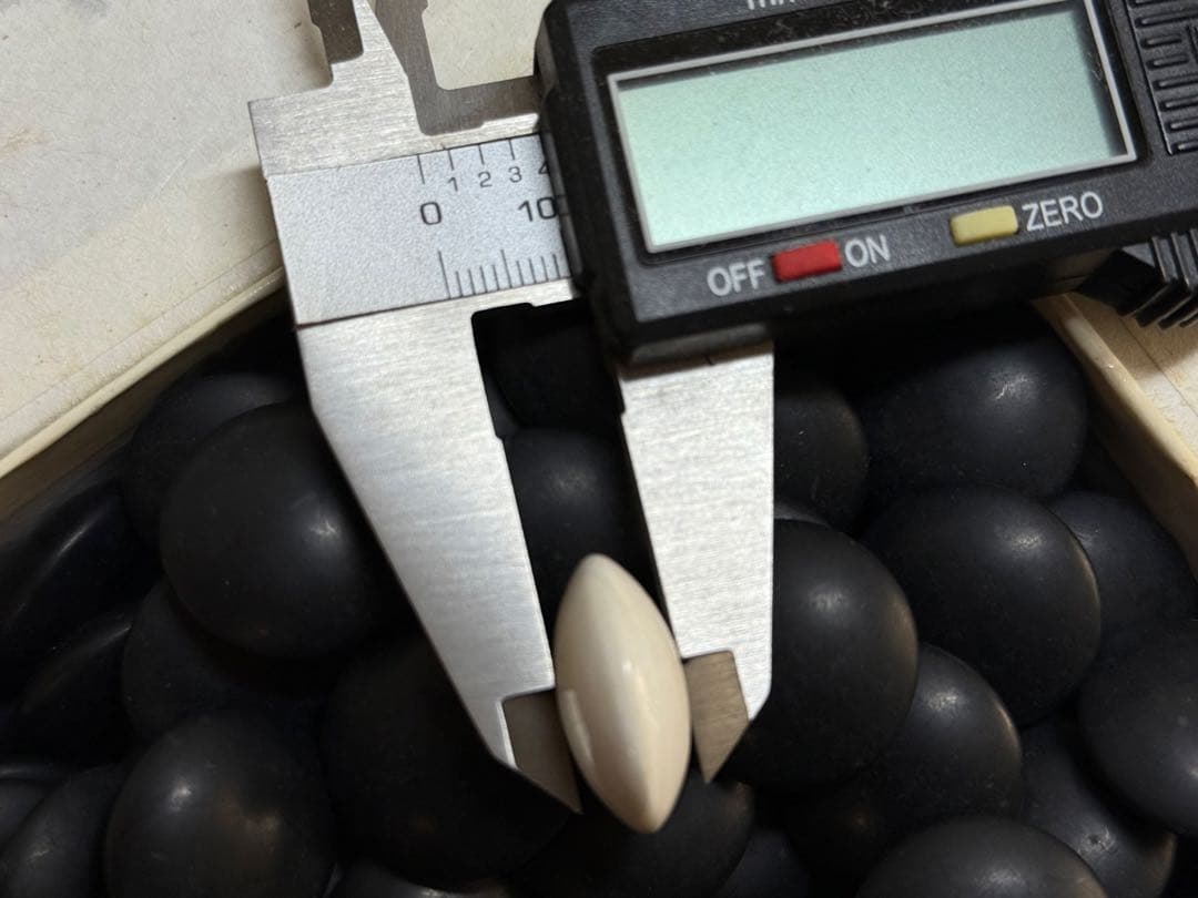 S29 高級「碁石」蛤 那智黒石 34号 厚み10㎜ 囲碁