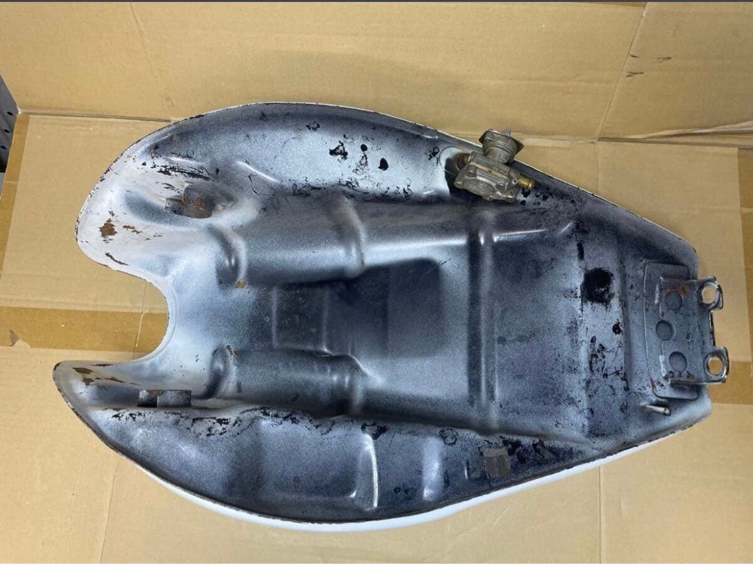 ゼファー400 タンク　ゼファー　タンク　大きな凹みなし内部サビなし