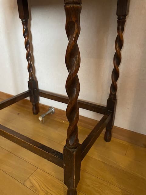 イギリス　アンティーク　ツイストレッグテーブル　オケージョナルテーブル