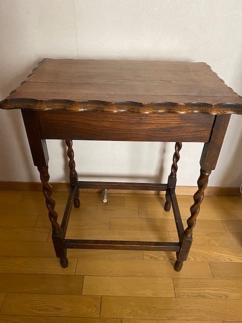 イギリス　アンティーク　ツイストレッグテーブル　オケージョナルテーブル