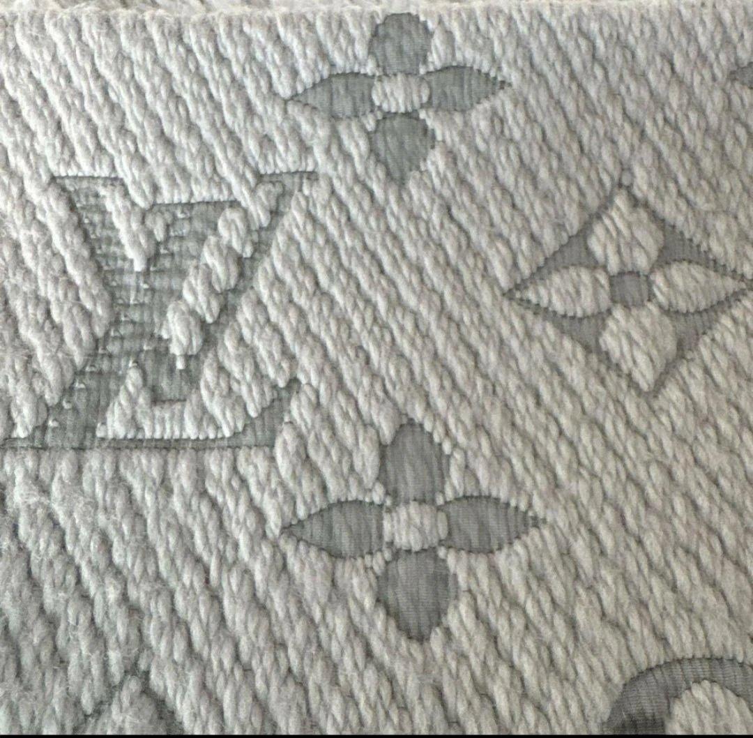 Louis Vuitton グレー マフラー ロゴ入り