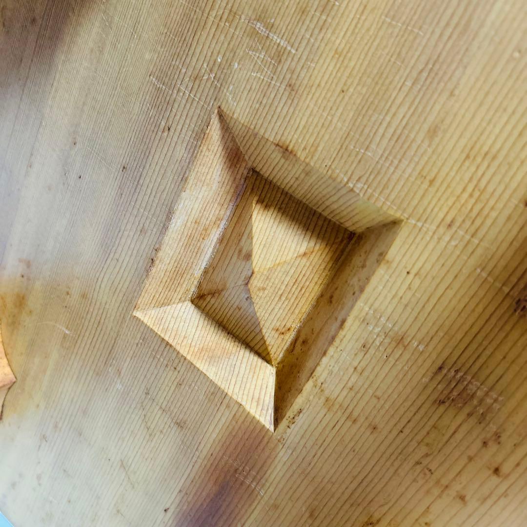 【送料無料】高級 国産 極厚 5.7寸 囲碁 本榧 柾目 目が繊細 ヘソ 脚付き