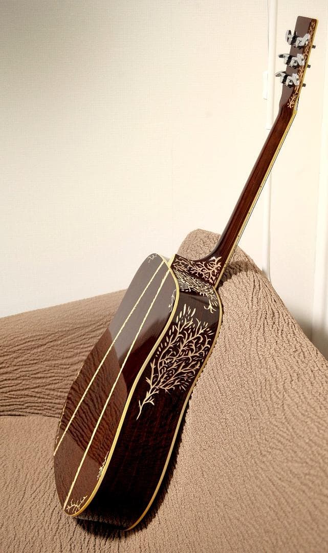 お店演出用に！★彫刻ギター「人目を引くためのオブジェ」　カフェラウンジや舞台に♪