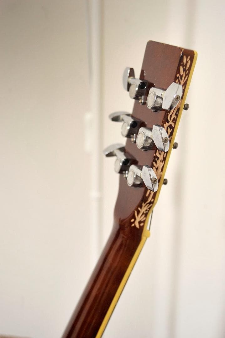 お店演出用に！★彫刻ギター「人目を引くためのオブジェ」　カフェラウンジや舞台に♪