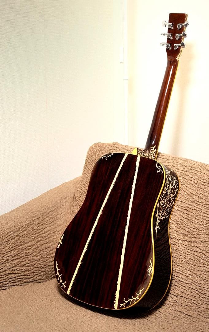 お店演出用に！★彫刻ギター「人目を引くためのオブジェ」　カフェラウンジや舞台に♪