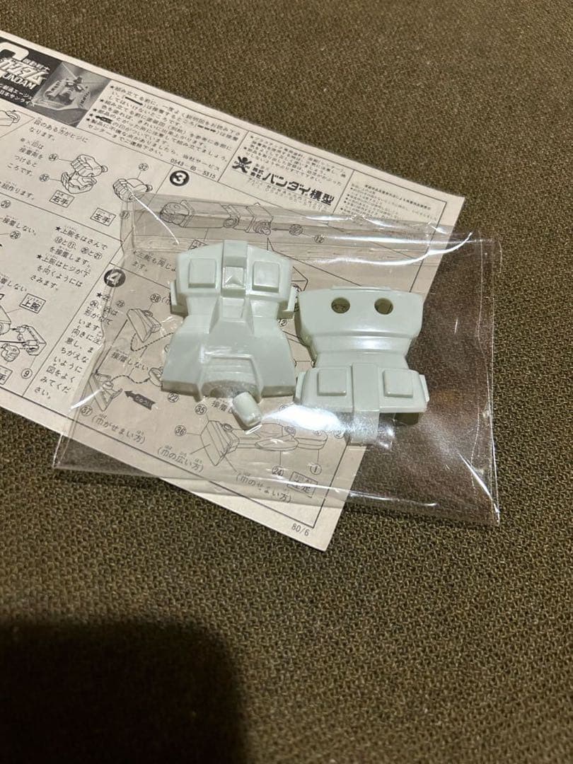 ①【1/144】バンダイ ガンダム 【説明書2枚/サーベル2本】 欠品 旧キット