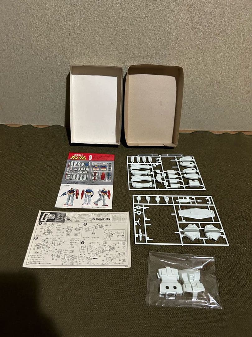①【1/144】バンダイ ガンダム 【説明書2枚/サーベル2本】 欠品 旧キット