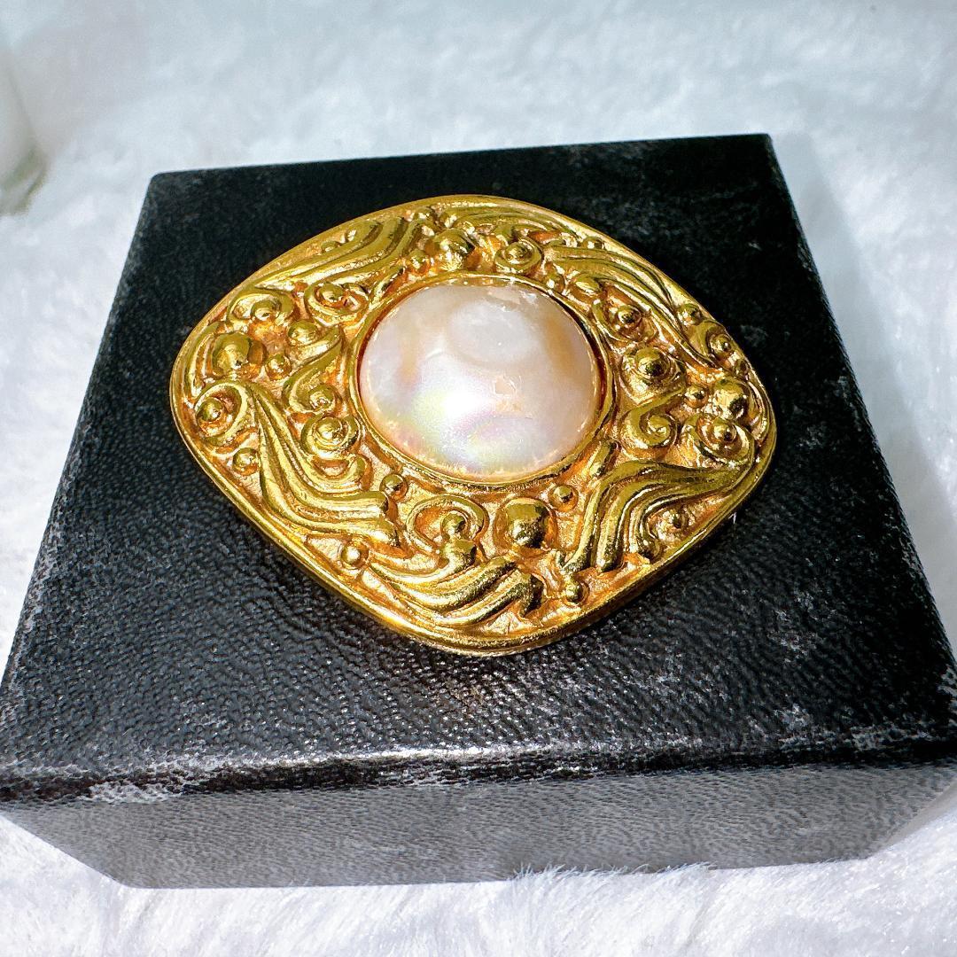 シャネル ブローチ　菱形 大粒　フェイクパール　イミテーションパール　カメリア