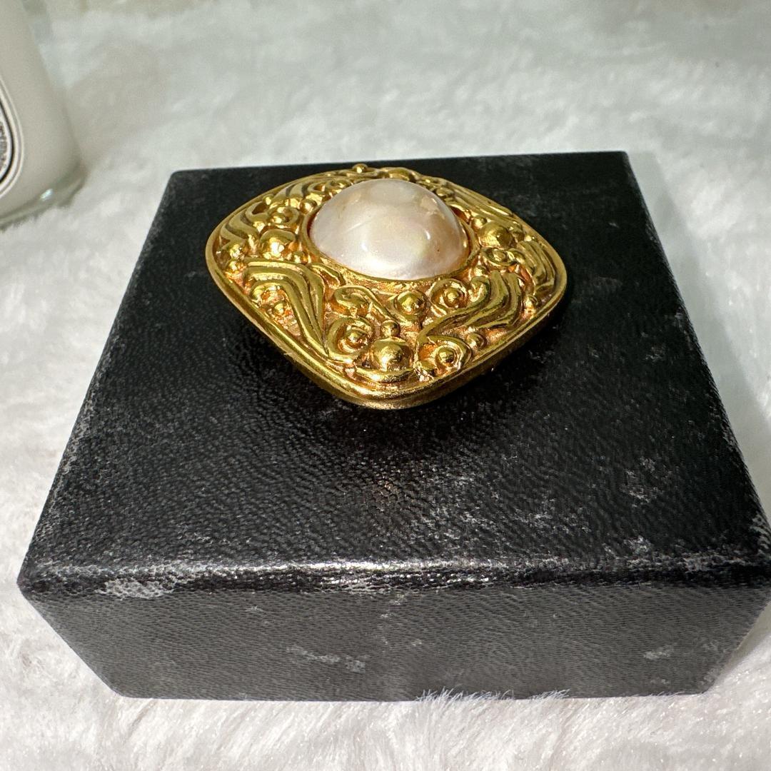 シャネル ブローチ　菱形 大粒　フェイクパール　イミテーションパール　カメリア