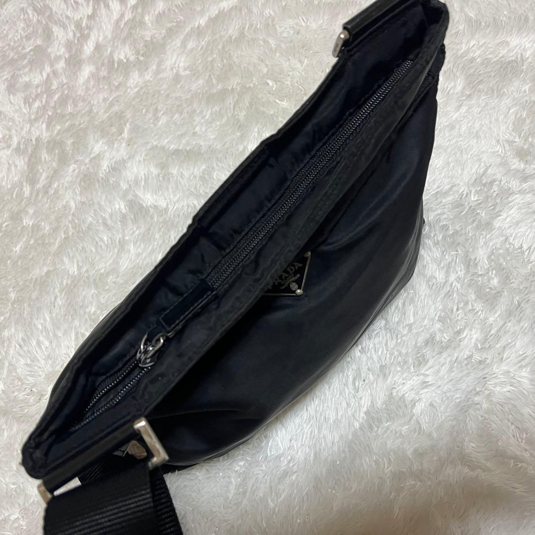 美品　PRADA プラダ　ナイロン　ショルダーバッグ　三角プレート　ブラック　黒