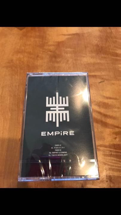 EMPiRE Tシャツとカセットテープ