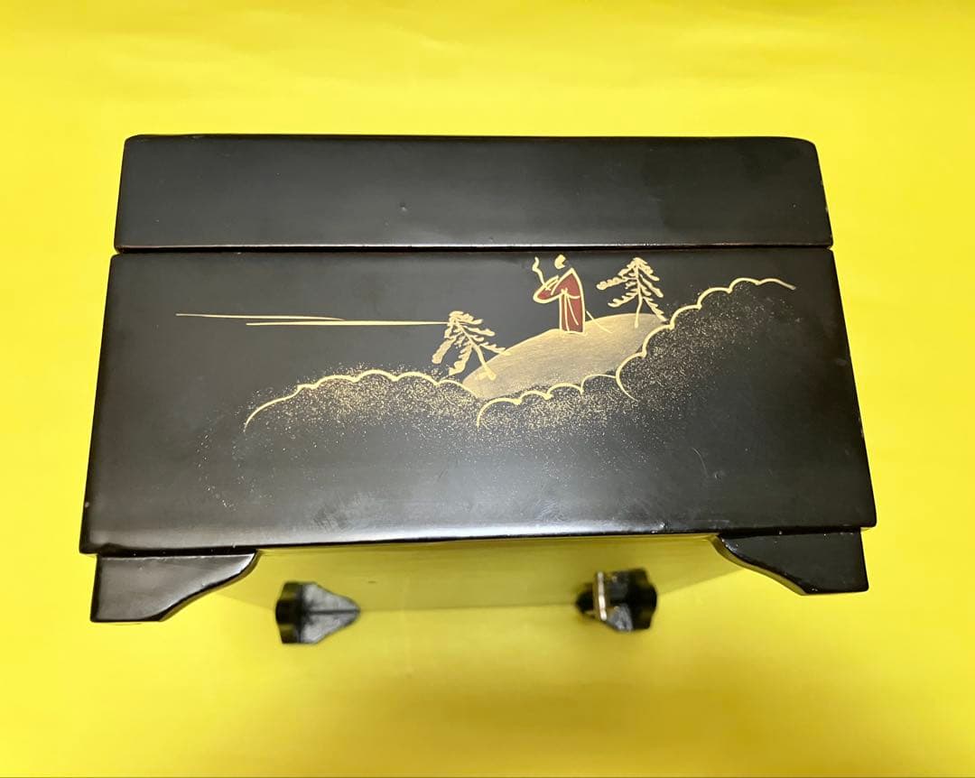 漆器小物入　山と寺院のデザイン　塗り物　螺鈿細工　オルゴール 鍵付　宝石化粧箱