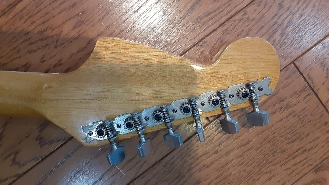 JOHNSON　ストラトキャスタータイプ　ミディアムスケール　ビザールギター？