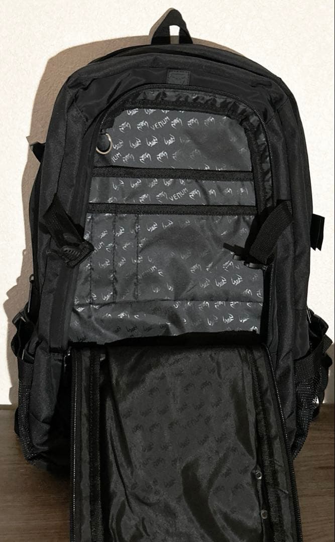 VENUM バックパック (ブラック×ブラック)