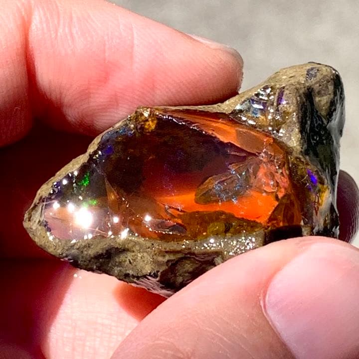 オレンジオパール原石65ct三角形の母岩が可愛い/美遊色