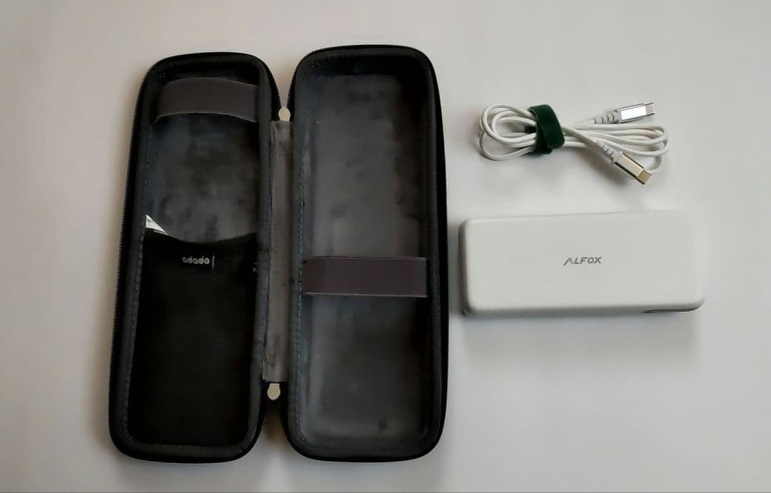 富士通 LIFEBOOK UH90/G2 12世代i7 軽量 697g　モバイル