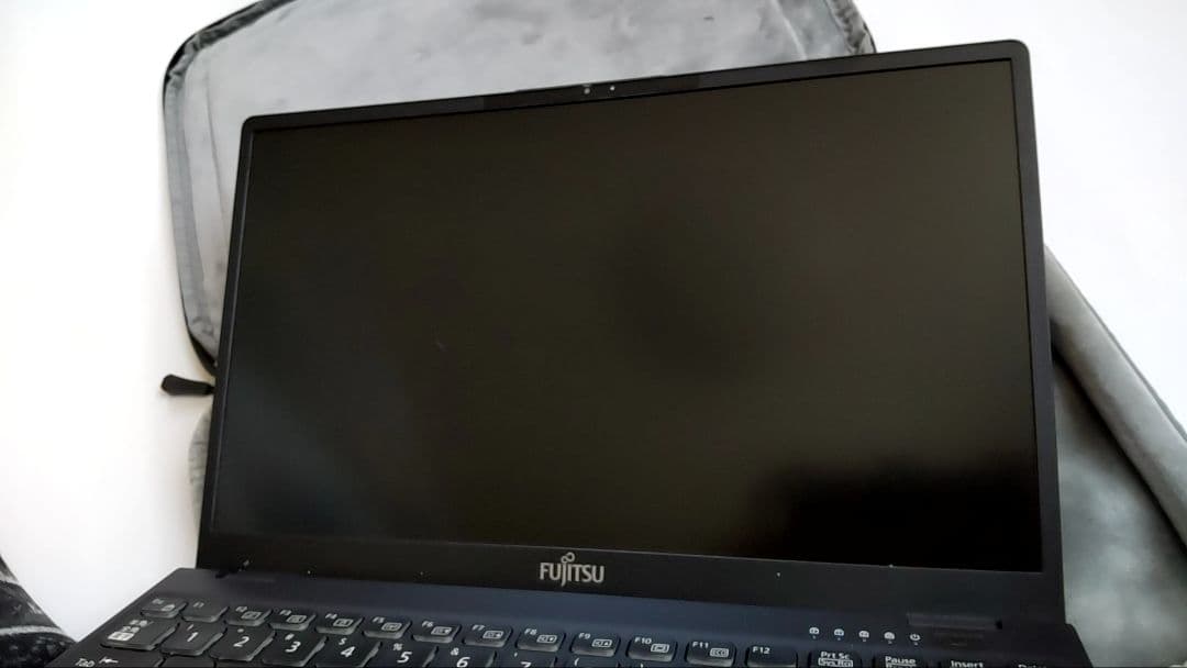 富士通 LIFEBOOK UH90/G2 12世代i7 軽量 697g　モバイル