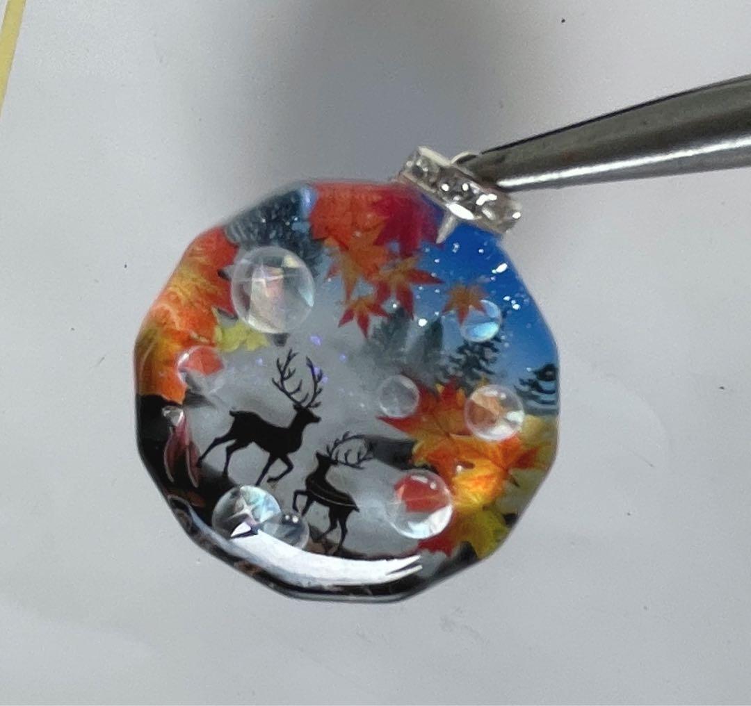 RUKURUKU/霧の湖畔の親子鹿　紅葉　蓄光　オルゴナイトキーホルダー