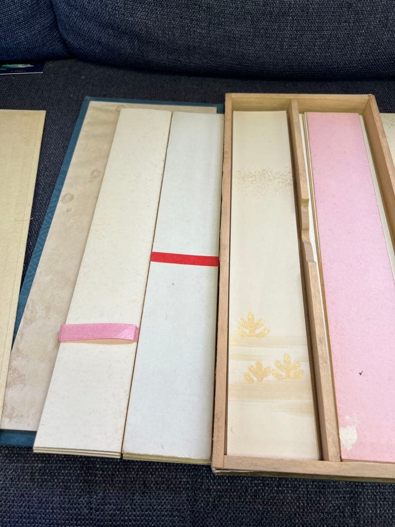 蔵出　短歌 和歌 古筆 料紙 美麗装飾 書道 木箱入り 骨董品 コレクション　書