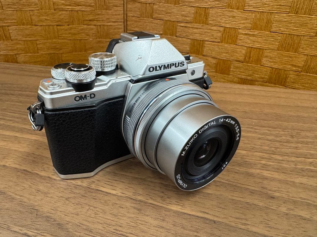 OLYMPUS OM-D ミラーレス一眼 レンズ2本セット E-M10II