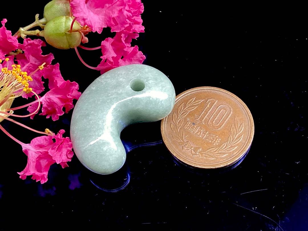 ✳綺麗な肌目の勾玉を‼️ 糸魚川翡翠本物硬玉‼️ お身近の守護石*お守りに　鑑別書付