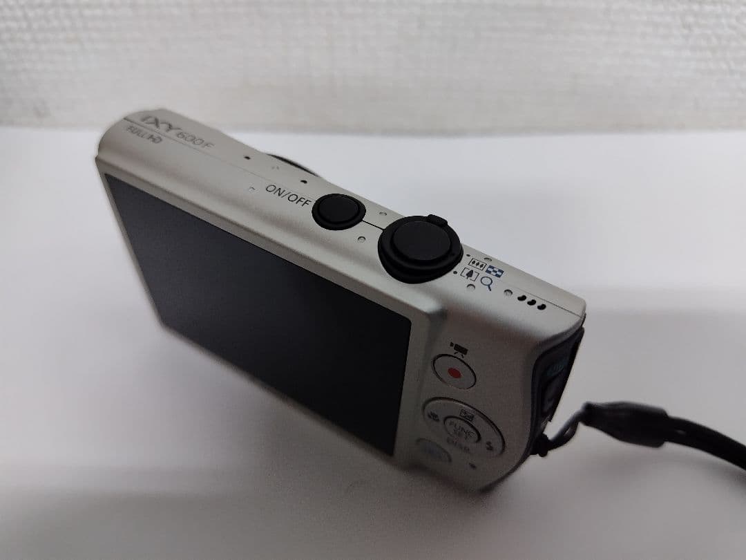 ゆ*な様 Canon IXY 600F シルバー デジタルカメラ 本体と充電器