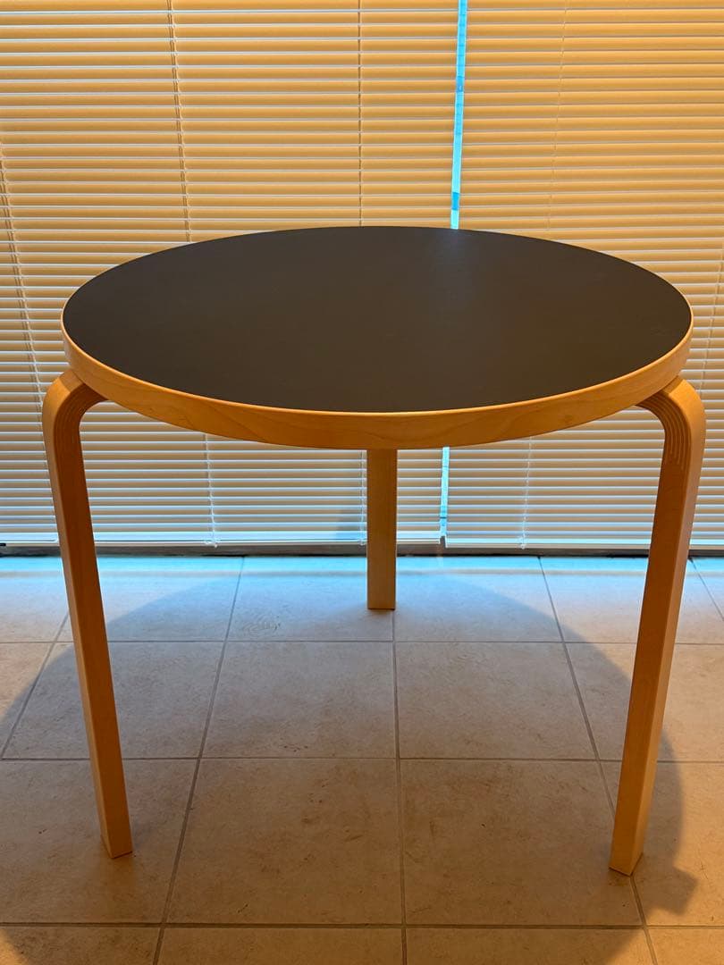 Artek テーブル 90B（d. 75）ブラックリノリウム