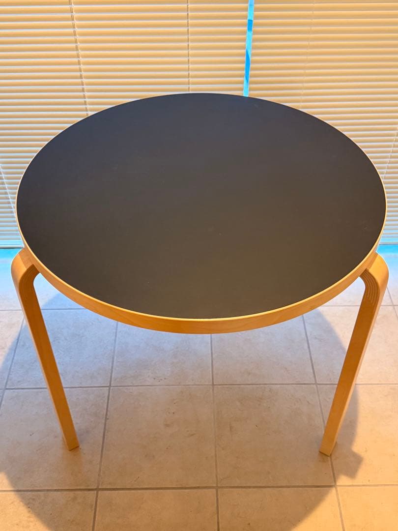 Artek テーブル 90B（d. 75）ブラックリノリウム