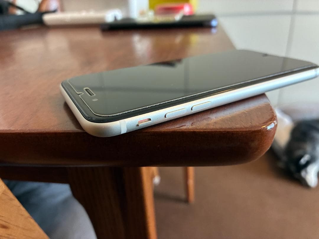 Apple iPhone SE2 128GB ホワイト バッテリ−100％