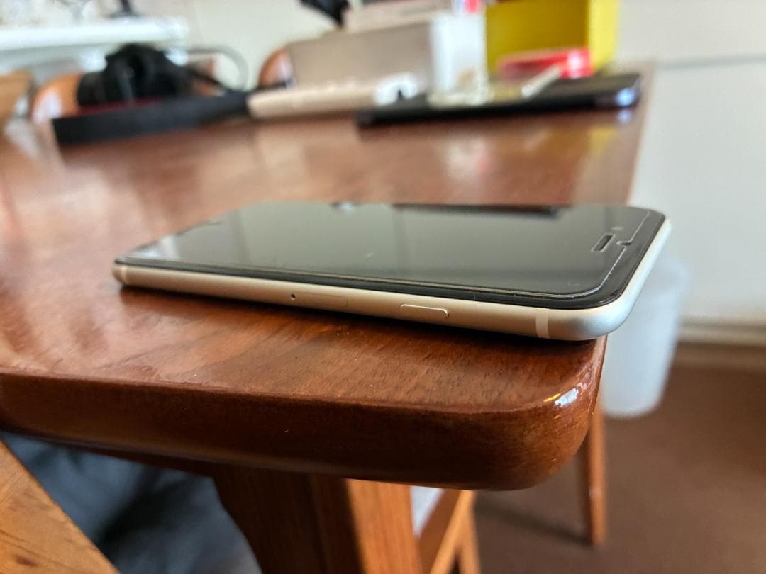 Apple iPhone SE2 128GB ホワイト バッテリ−100％