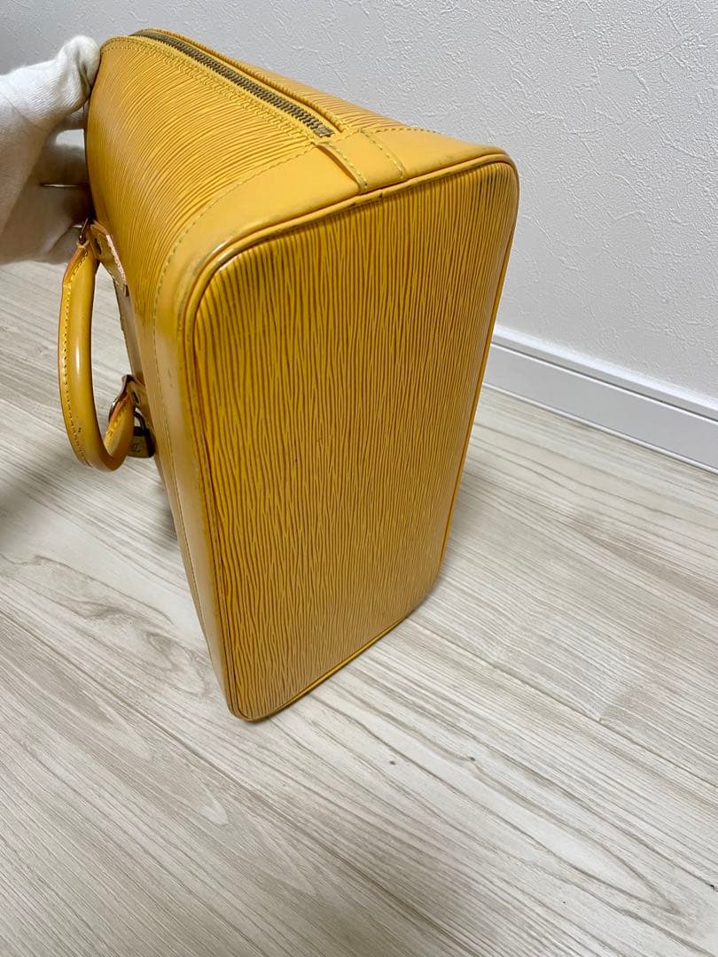 ルイヴィトン　エピ　アルマ　イエロー　ハンドバッグ