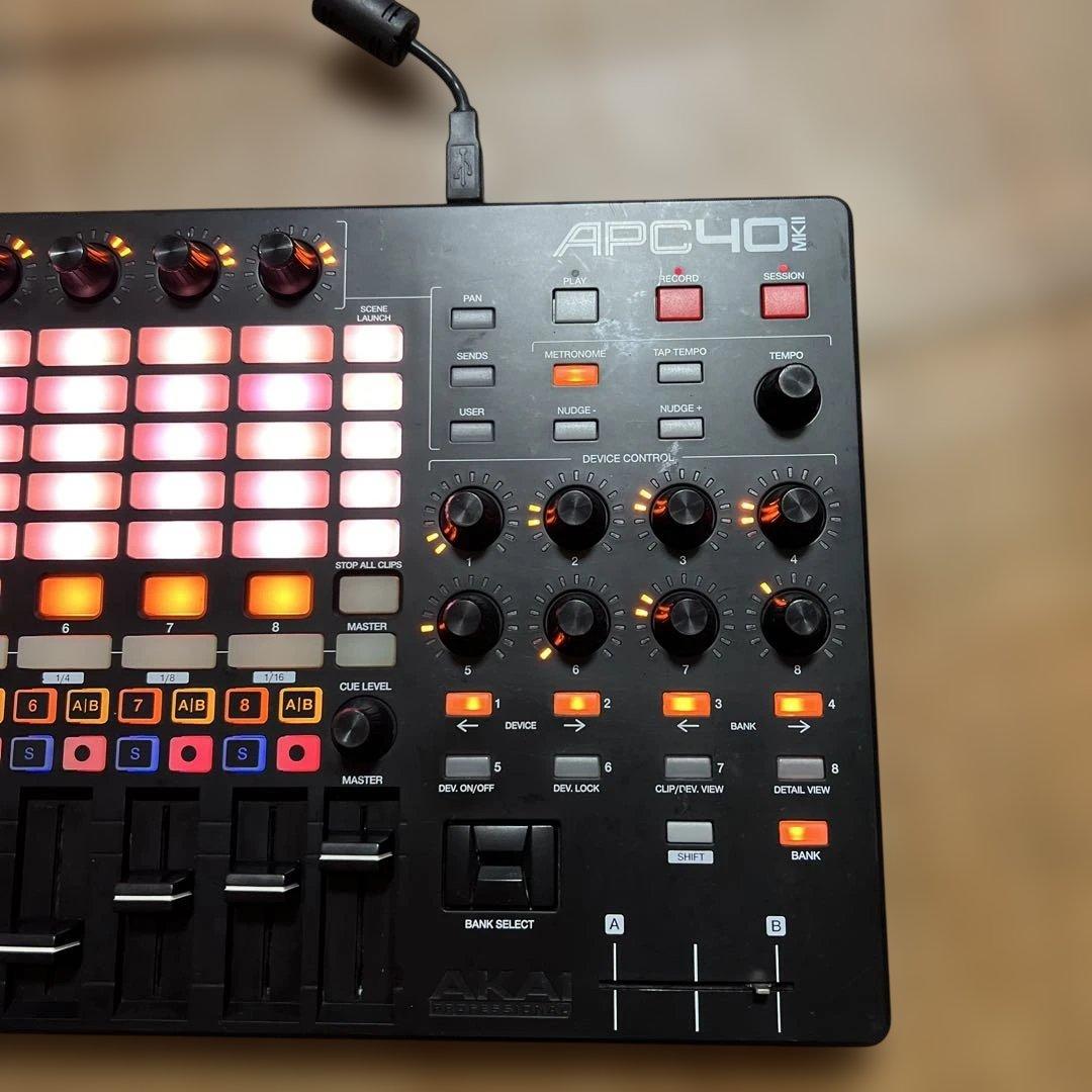 AKAI APC40 MIDIコントローラー中古品です。