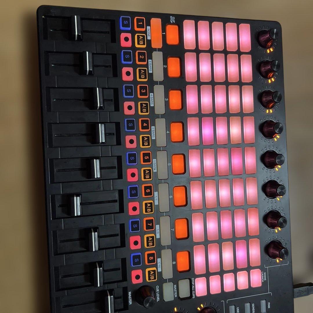 AKAI APC40 MIDIコントローラー中古品です。