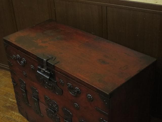 李朝古民具 朝鮮美術 朝鮮古民芸 松無垢材 卍字鉄地金具 時代 バンダジ 半閉櫃