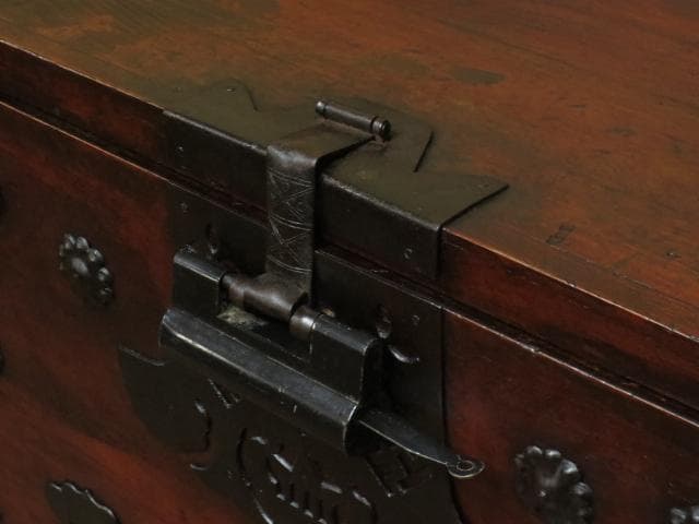 李朝古民具 朝鮮美術 朝鮮古民芸 松無垢材 卍字鉄地金具 時代 バンダジ 半閉櫃