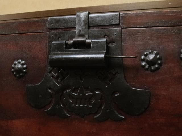 李朝古民具 朝鮮美術 朝鮮古民芸 松無垢材 卍字鉄地金具 時代 バンダジ 半閉櫃