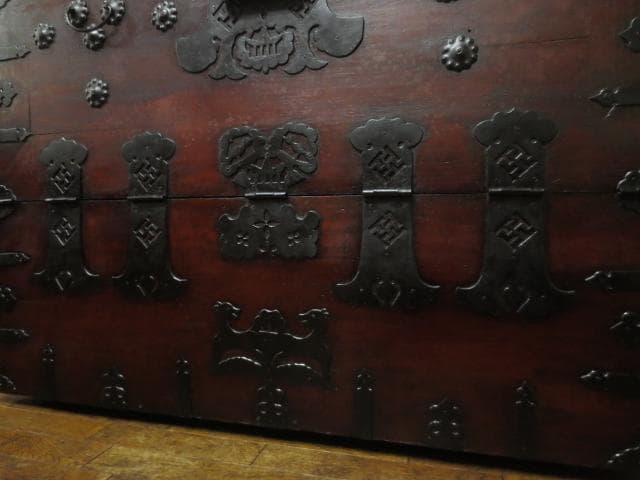 李朝古民具 朝鮮美術 朝鮮古民芸 松無垢材 卍字鉄地金具 時代 バンダジ 半閉櫃