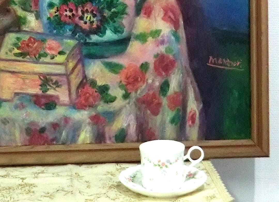 油彩画　静物画　女性像のあるテーブル　額装商品　作品サイズ60×65cm