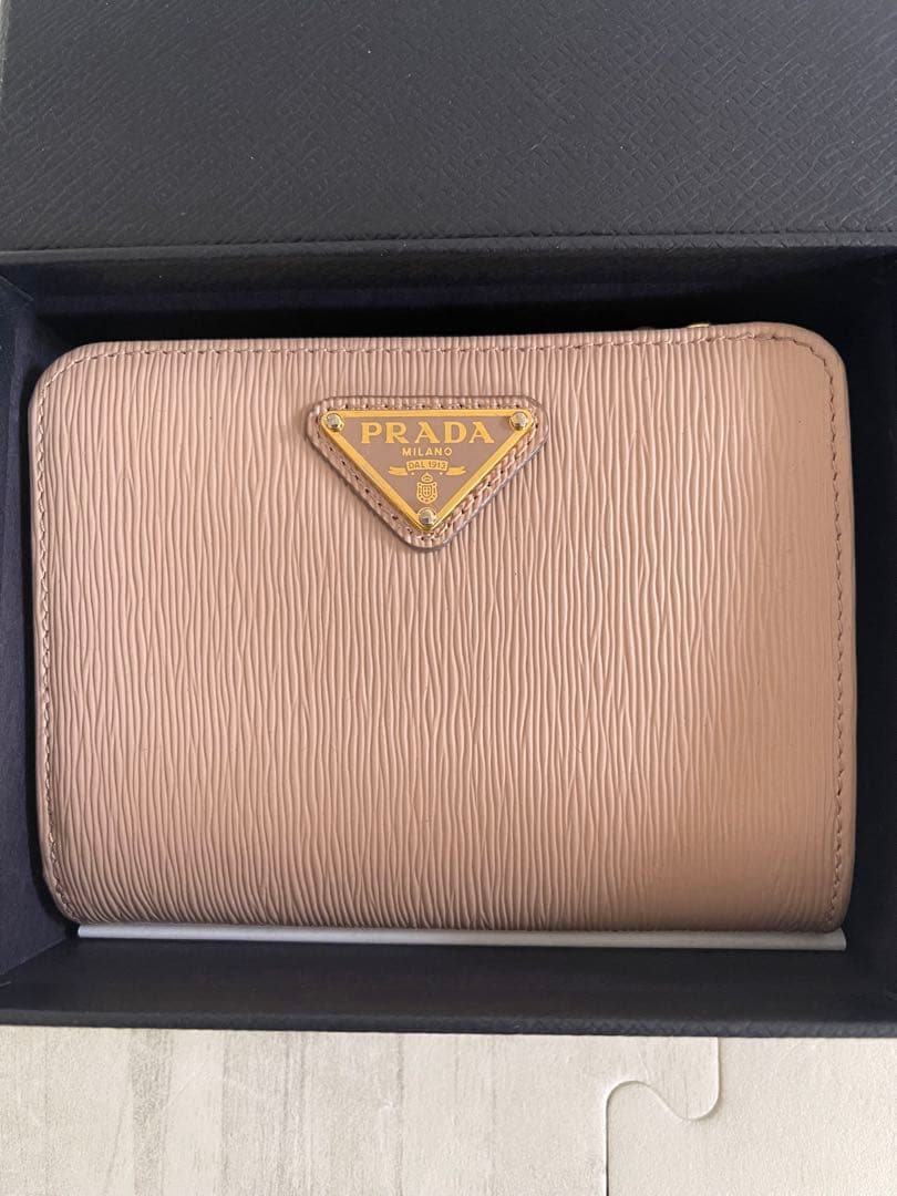 PRADA ベージュレザー 二つ折り財布　トライアングル　サフィアーノ