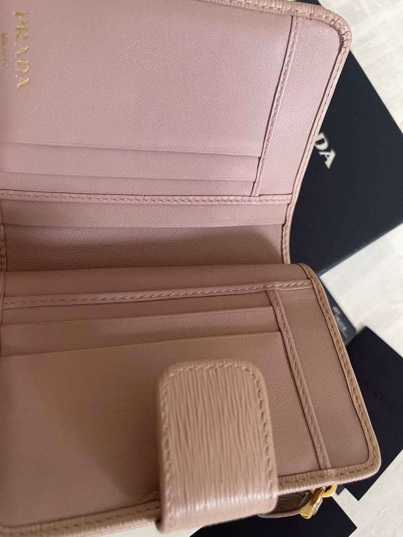 PRADA ベージュレザー 二つ折り財布　トライアングル　サフィアーノ