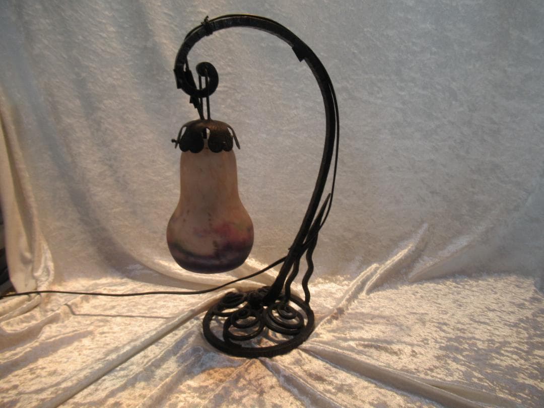 ランプ　ミューラー　アールヌーヴォー　スタンドランプ　台は鉄　渦巻のデザイン